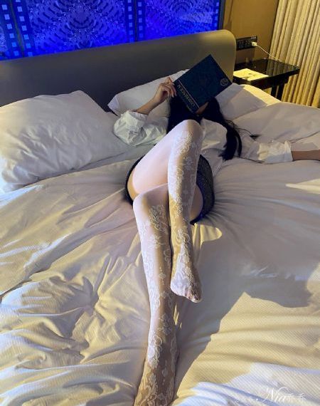 美女吃自己的咪咪自慰巨乳_详情介绍免费观看高清版