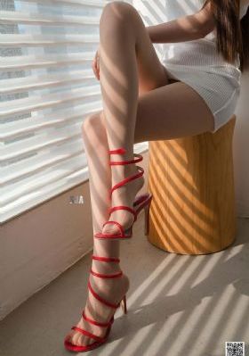 女仆扒到床脱了内裤打光屁股视频_高清视频在线播放观看